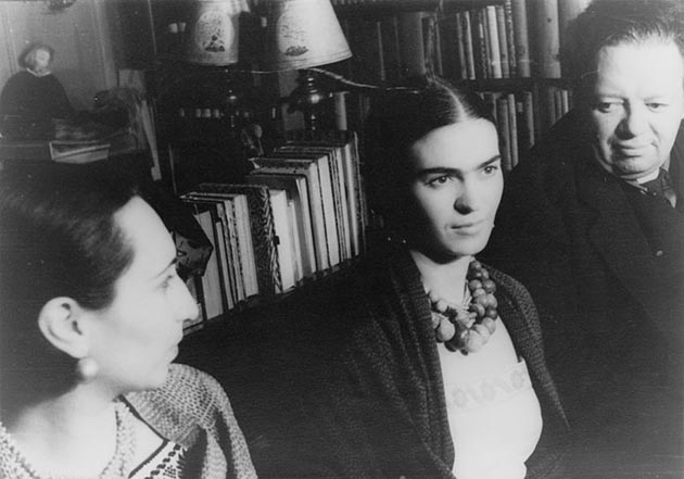 Фрида Кало (в центре) и Диего Ривера. Фотография Карла Ван Вехтена, 1932 год.jpg