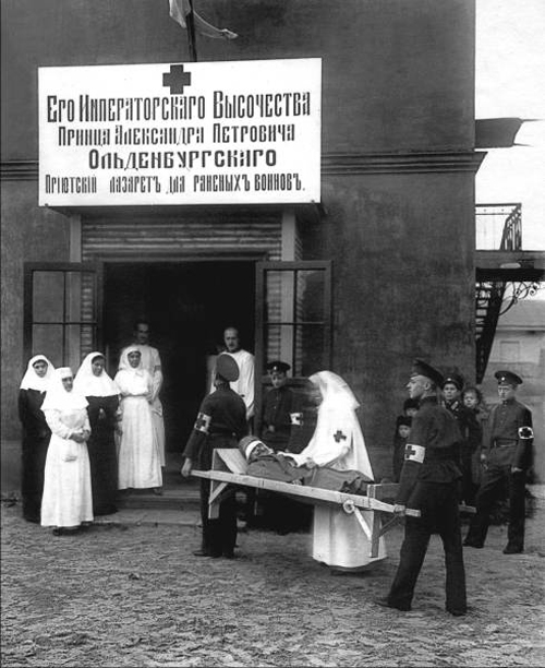 Прием первых раненых в лазарет принца Ольденбургского.jpg