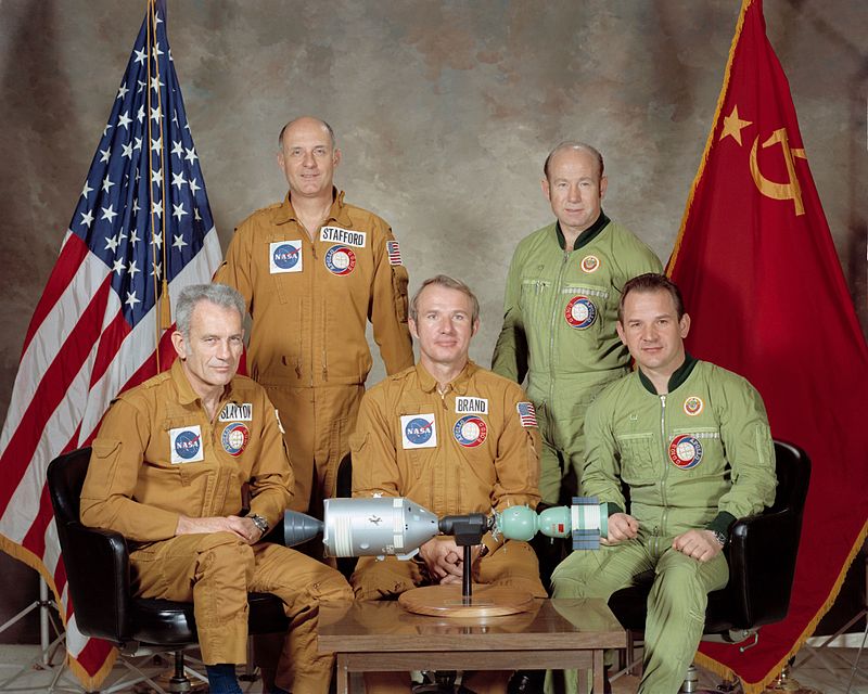 Члены экипажей «Аполлона» и «Союза».jpg