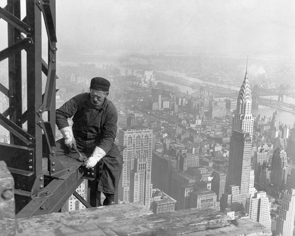 Фото 16. Работник на Эмпайр Стейт Билдинг в 1930. Справа Крайслер билдинг.jpg