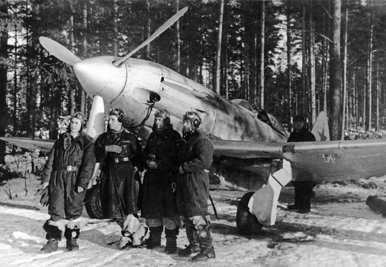 Летчики 2-й эскадрильи 124-го истребительного авиаполка около истребителя МиГ-3.jpg Летчики 2-й эскадрильи 124-го истребительного авиаполка около истребителя МиГ-3.jpg