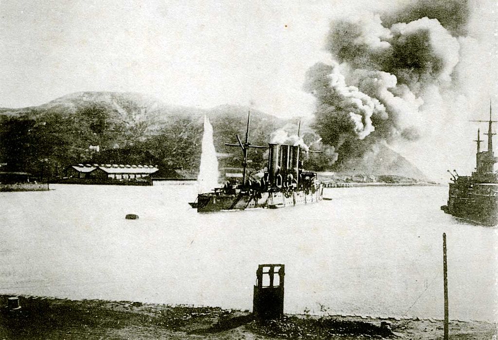 Крейсер «Паллада» под обстрелом в гавани Порт-Артура.