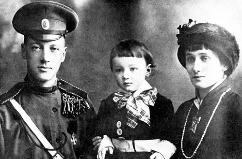 Разведчик боевои офицер Николаи ГУМИЛЕВ с женои Аннои АХМАТОВОИ и сыном Львом.jpg