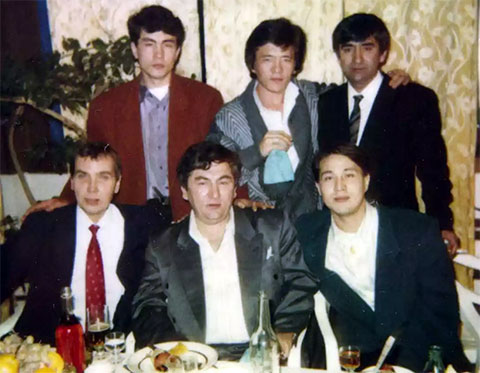 Павел Захаров (внизу слева) и воры в законе.jpg