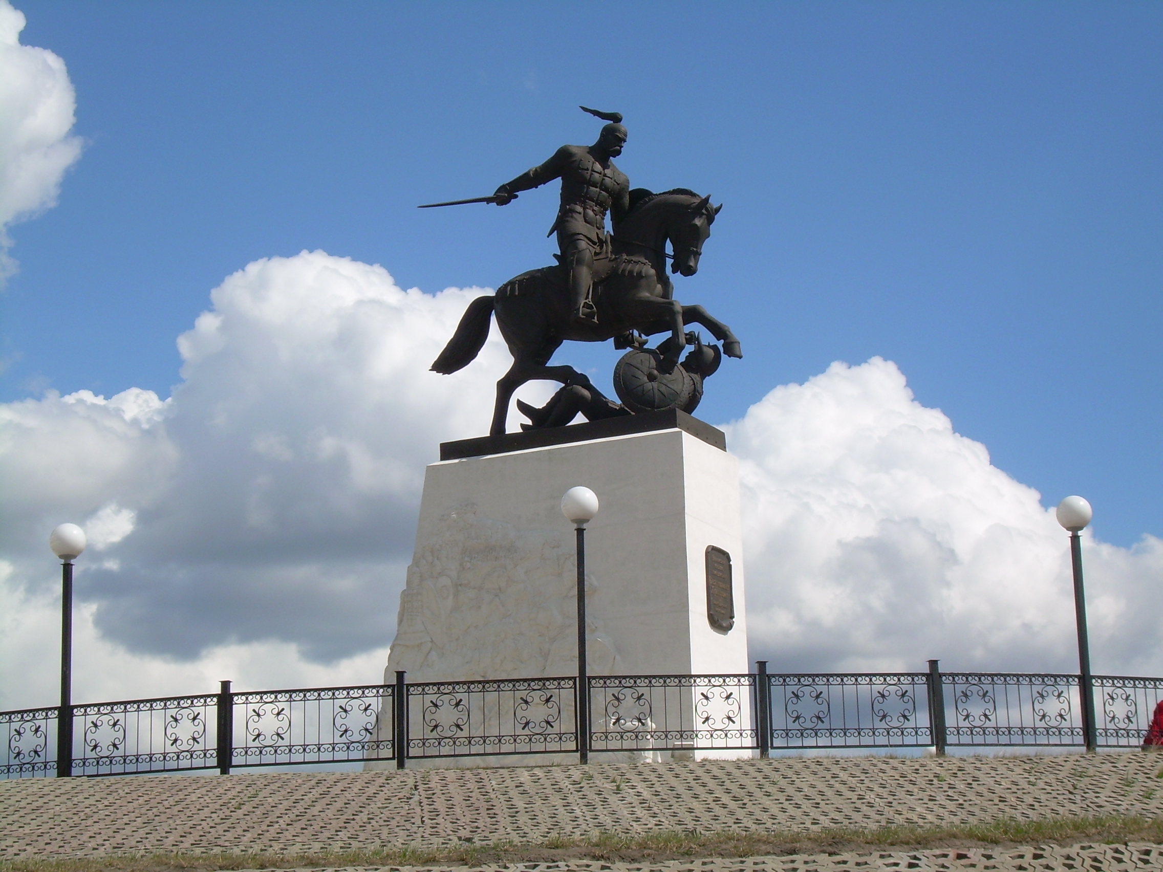 Памятник великому князю Святославу Храброму в селе Холки..jpg