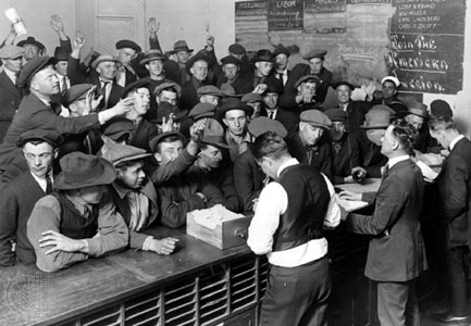 Фото 2. Безработные мужчины соперничают за рабочие места в бюро Легиона американской занятости в Лос-Анджелесе.jpg