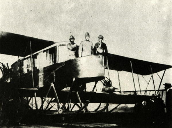 21 Авиаторы Сикорский Генер Каульбарс в аэроплане Русский витязь 1915.jpg