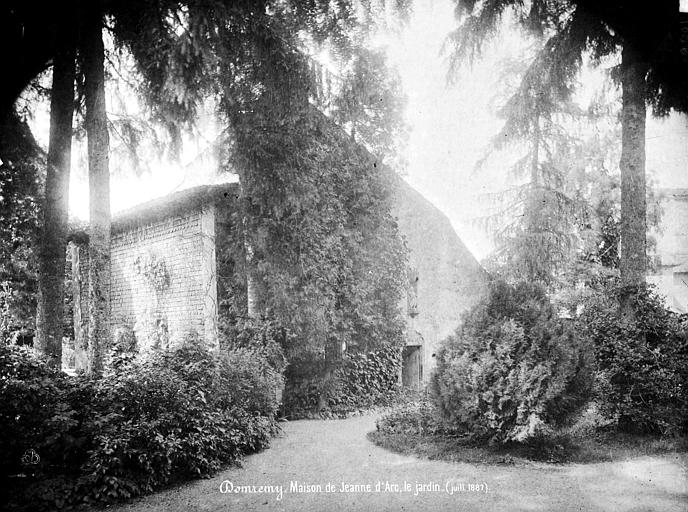 Сад возле дома Жанны д’Арк, 1887 г. (Wikimedia Commons) фото 2.jpg