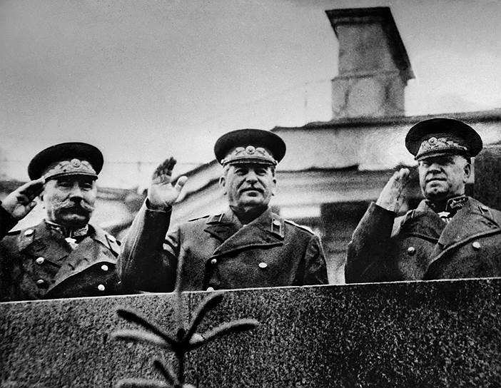 Буденный, Сталин и Жуков на трибуне.jpg