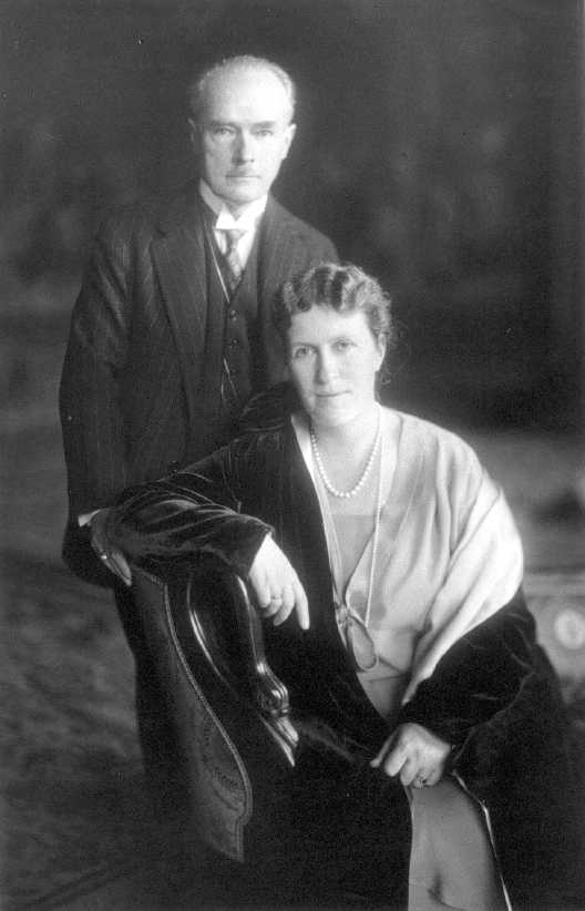 Густав Крупп фон Болен с женой Бертой, 1927.jpg Густав Крупп фон Болен с женой Бертой, 1927.jpg