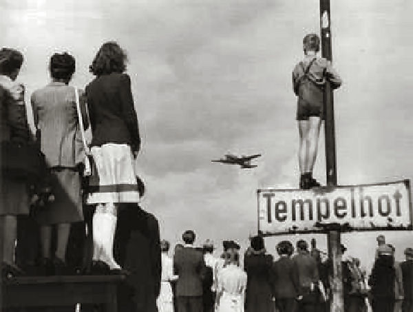 Берлинцы смотрят на посадку самолёта в&nbsp;аэропорту Темпльхоф.