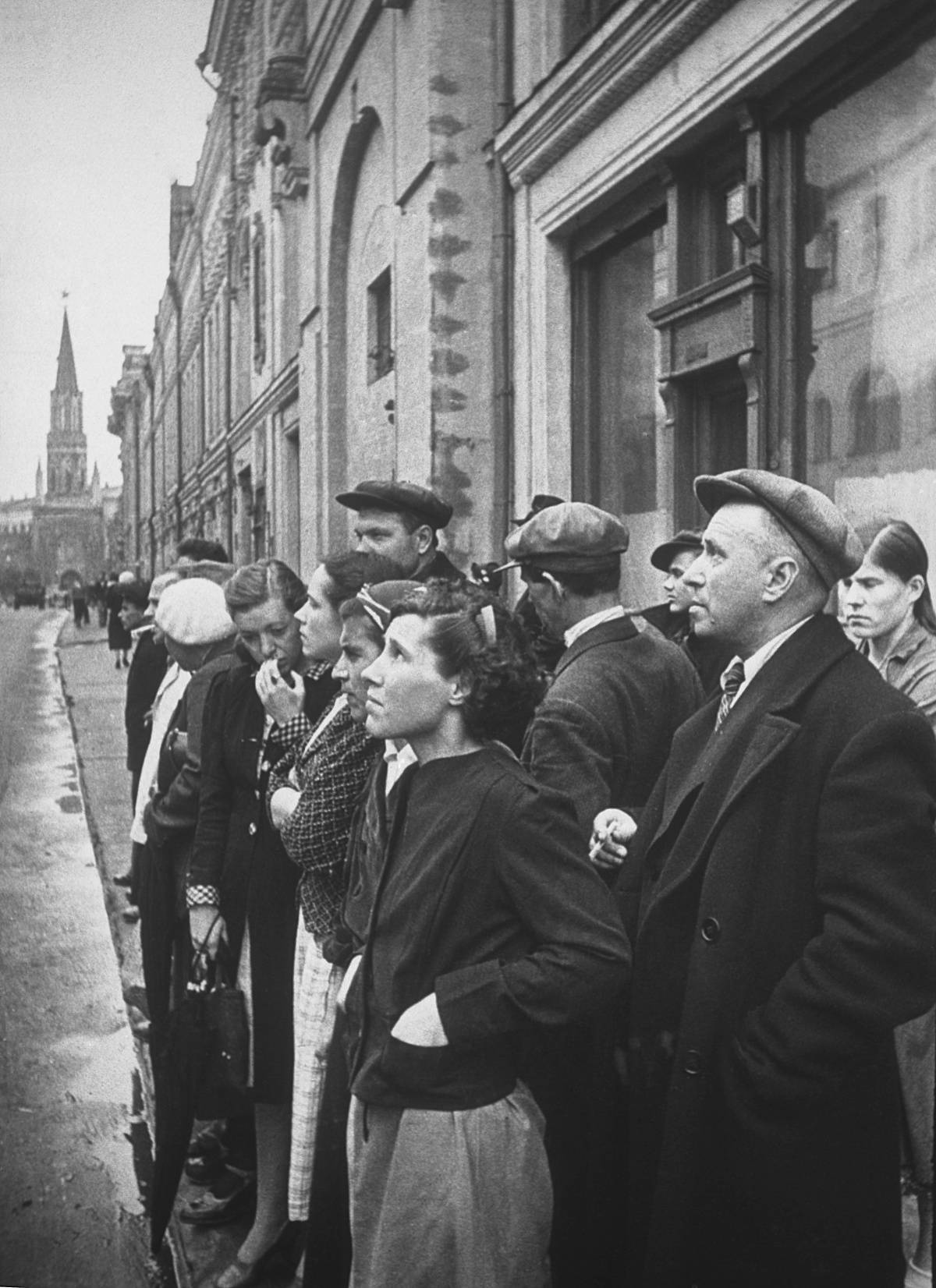 Москвичи слушают сообщение о начале войны с Германией. (waralbum.ru) ФОТО 2.jpg