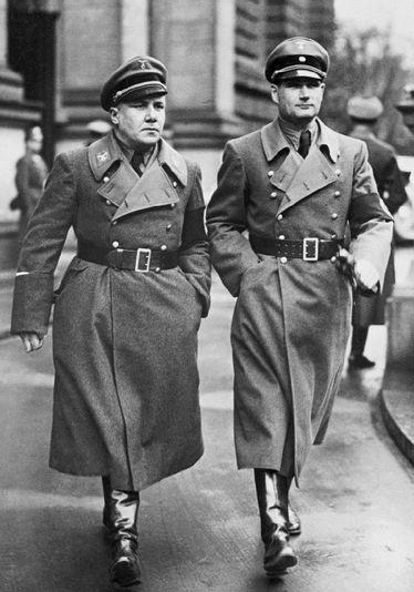 Фото 2. Р. Гесс и М. Борман. Берлин, 1935..jpg