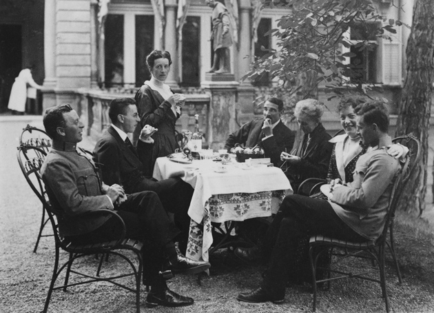 фото 1 Людвиг Витгенштейн в кругу семьи на побывке в Вене 1917 год.jpg