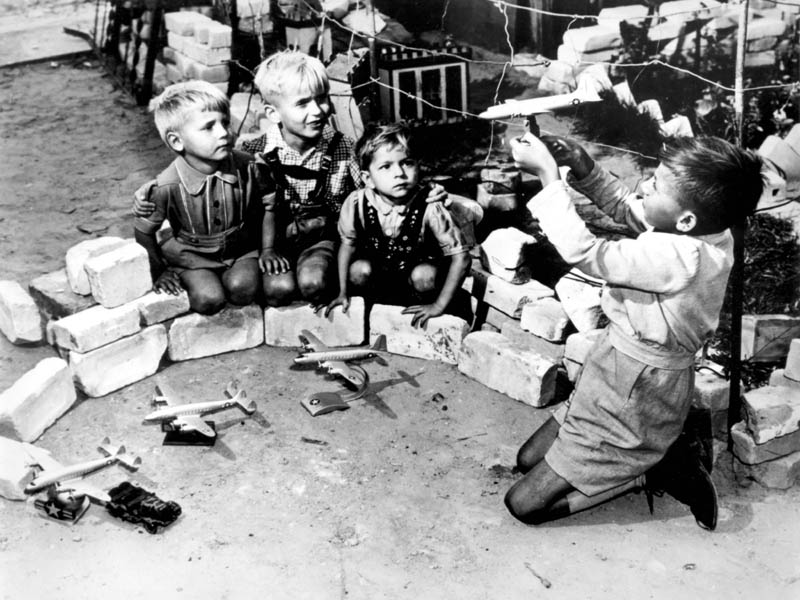 Берлинские дети играют в «Воздушный мост».
