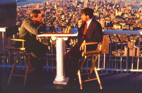 Каспаров и Ананд на крыше Южнои башни Всемирного торгового центра 1995 год.jpg