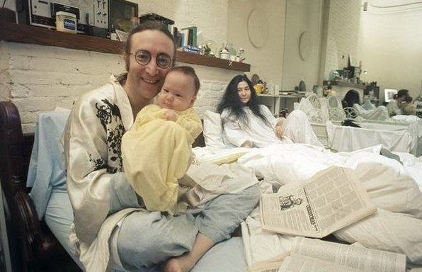 Джон Леннон, Йоко Оно и Шон Леннон, 1975.png