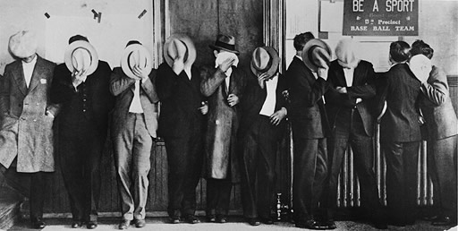 «Стеснительные» бутлегеры в отделе полиции Детройта, 1929.jpg