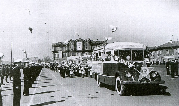 Площадь Профсоюзов 1 Мая 1960 года с уже двойным оцеплением..jpg
