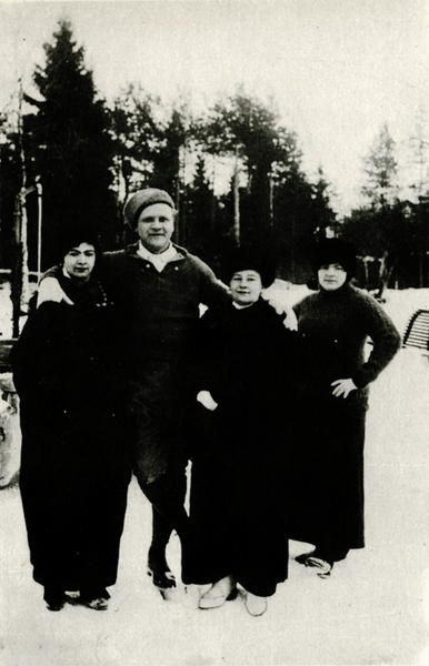 20 Ф. И. Шаляпин с друзьями на катке. Куоккала 1914.jpg