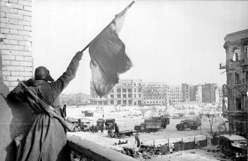 Флаг над освобожденным Сталинградом, конец января 1943 года.jpg