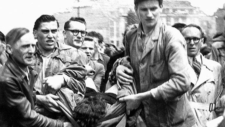 Фото 8. Берлинцы выносят раненого или погибшего товарища.jpg