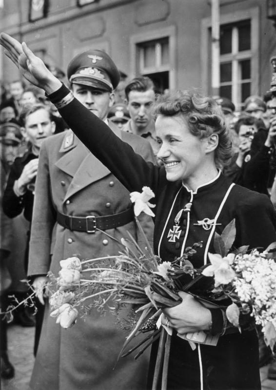 Вручение Железного креста Ханне Райч, 1941.jpg Вручение Железного креста Ханне Райч, 1941.jpg
