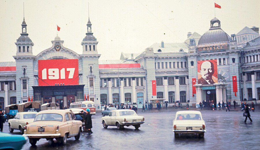Такси у Белорусского вокзала, 1972 г. (si.rbth.com) Фото 4.jpg