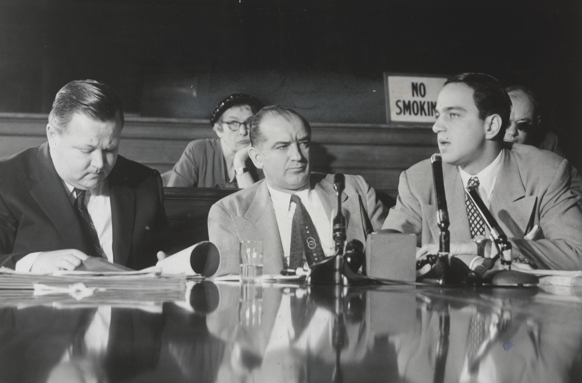 Сенатор Маккарти — в&nbsp;центре, 1953 год.