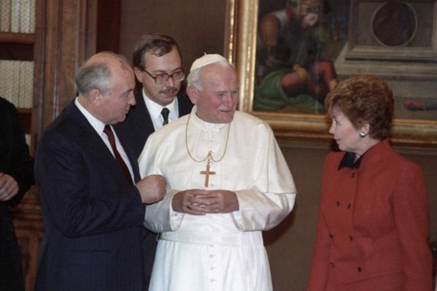 Горбачев с супругой во время беседы с папой Иоанном Павлом II, 1989. (pinterest.com) Снимок экрана 2019-12-05 в 11.39.25.png