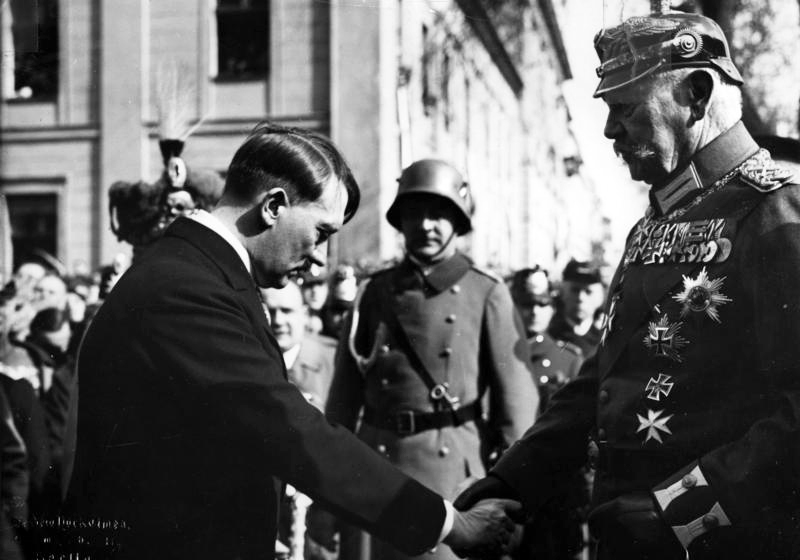 Фото 2. Адольф Гитлер и Паул фон Гинденбург в Потсдаме.jpg