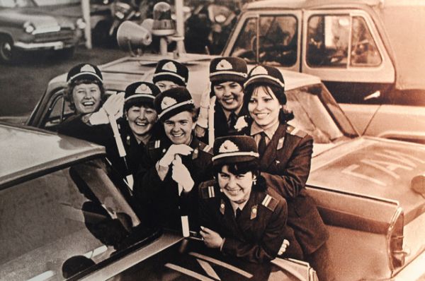 Группа женщин-инспекторов дорожно-патрульной службы ГАИ 1970-е годы. Тогда было много дам с жезлами на дороге.