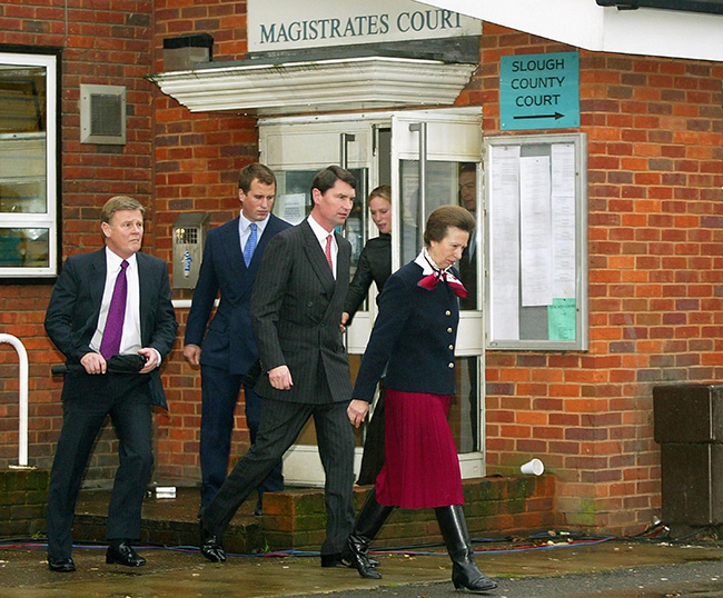 Принцесса Анна с мужем покидают здание суда.