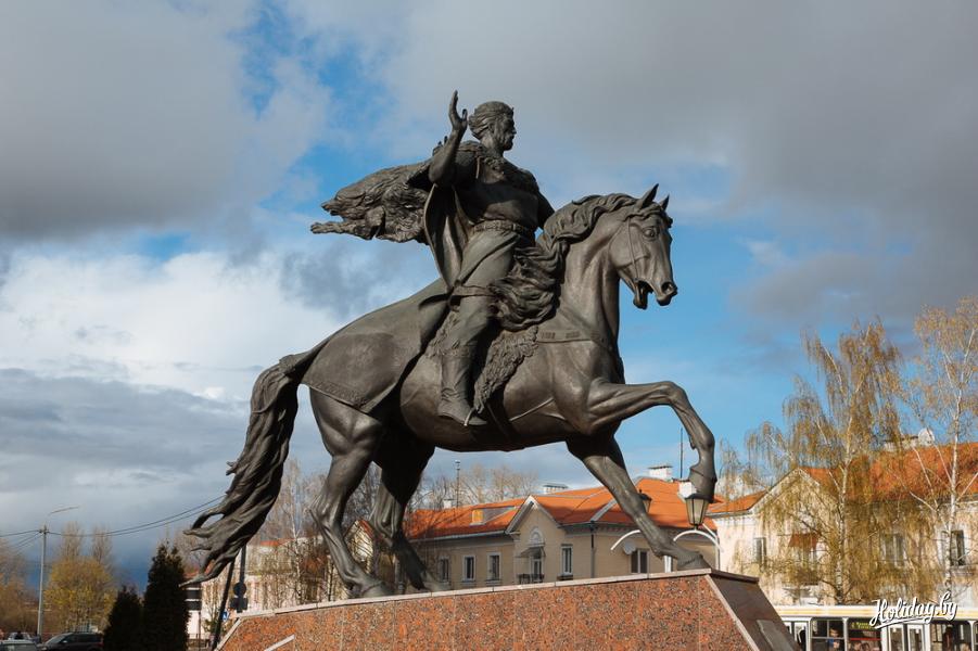 Памятник князю Всеславу в Полоцке.