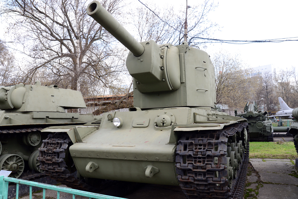4.КВ.jpg Единственный сохранившийся КВ-2. На площадке ЦМВС, Москва. <br>