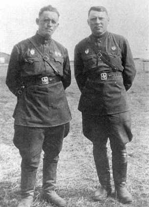 Командир полка Иван Залесский и замполит полка Дмитрий Панов, 1943.jpg