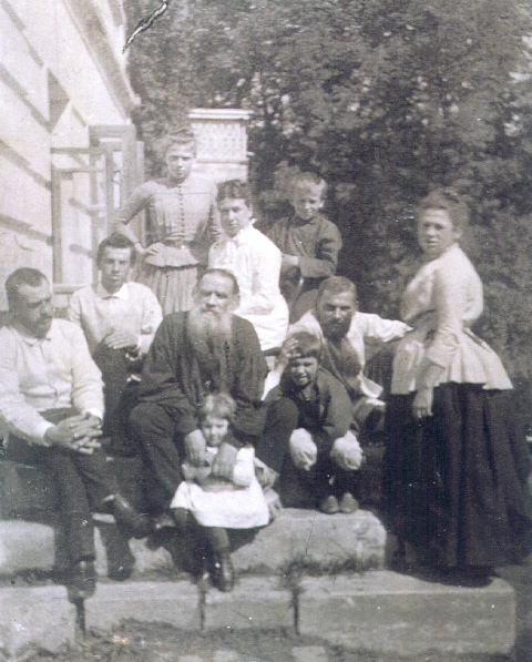 С женой и детьми. 1887.jpg