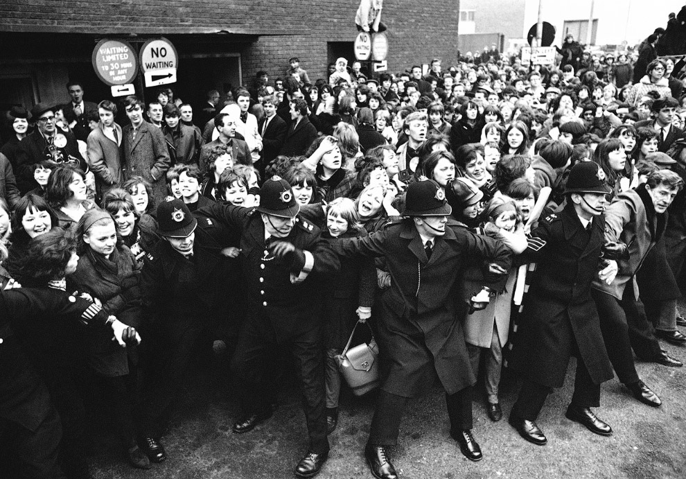 Полицейские сдерживают толпу поклонников, Лондон, 22 февраля 1964