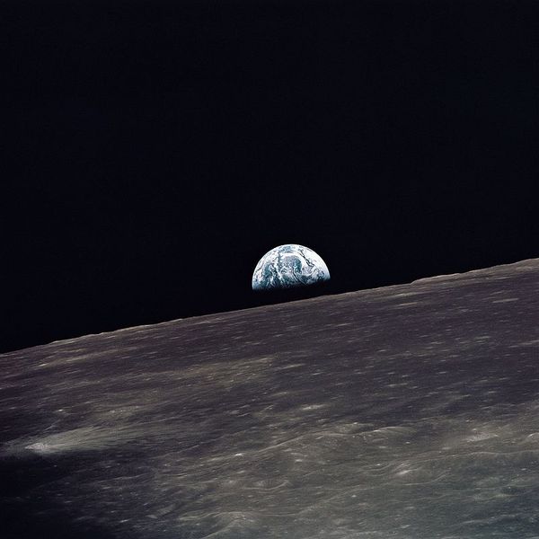 Восход Земли над лунным горизонтом, сфотографировано на «Аполлоне-10».jpg