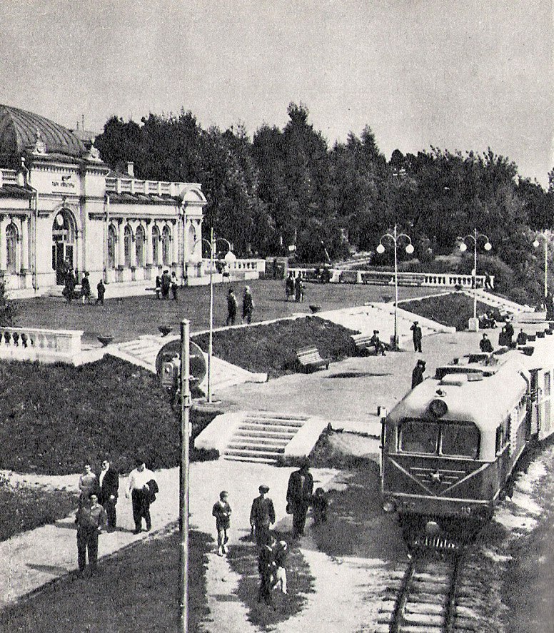 Станция Парк Культуры детской железной дороги. С 1975 года носит название ст. Заслоново. А тепловоз ТУ2-113 - работал на ДЖД до начала 90-х годов, затем передан в Брестский музей истории железнодорожного транспорта. 