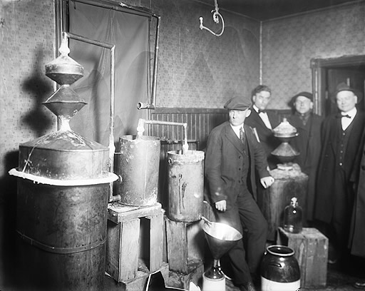 Домашнее изготовление алкоголя, примерно 1920.jpg