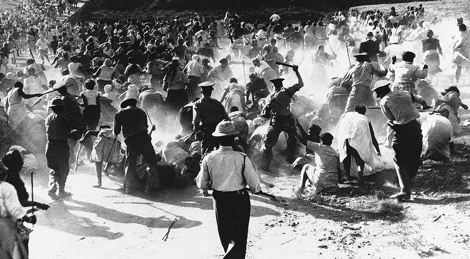 Фото 20. Полиция избивает темнокожих демонстрантов.jpg Фото 20. Полиция избивает темнокожих демонстрантов.jpg