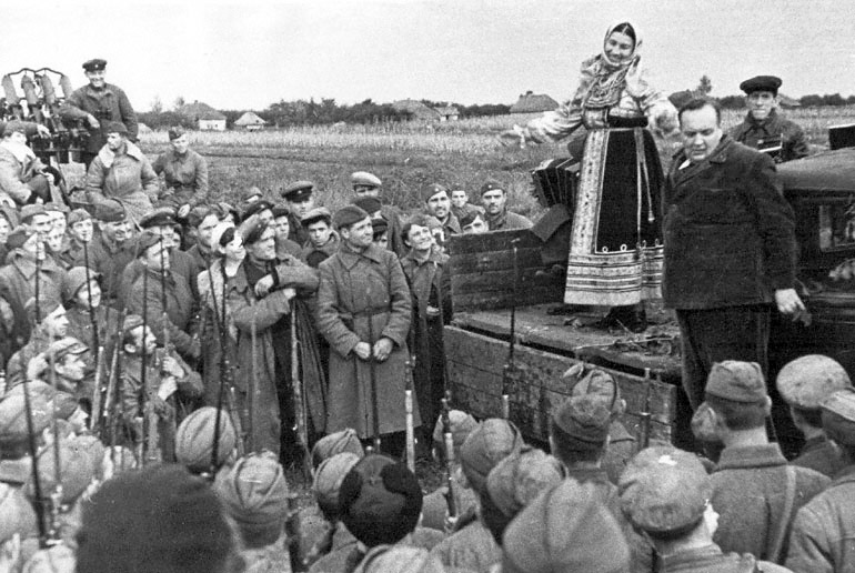 Михаил Гаркави и Лидия Русланова на фронтовом концерте. (wikipedia.org) 3.jpg
