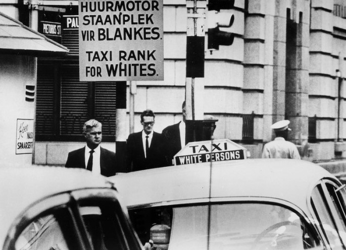 Фото 9. 1967 стоянка такси для белых людей.jpg Фото 9. 1967 стоянка такси для белых людей.jpg