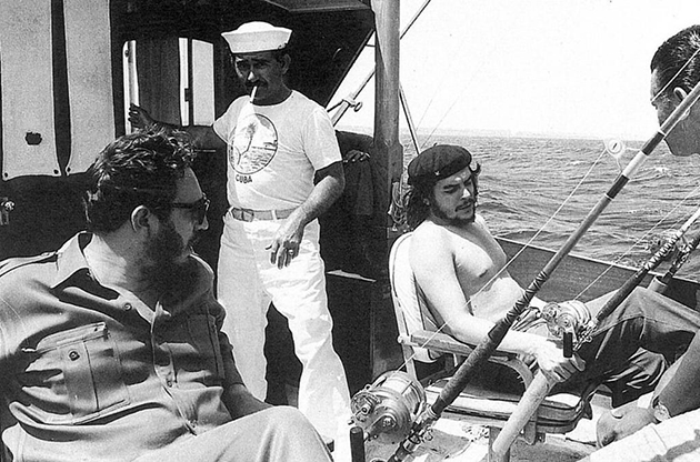 Че рыбачит вместе с Фиделем Кастро у берегов Гаваны, 1960 год .jpg
