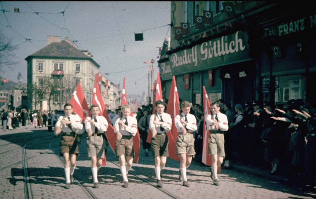 Австрийцы приветствуют немцев, март 1938. (Flickr.com) Фото 1.png
