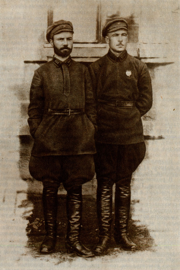 С комиссаром полка Петром Брикульсом. Одесса, 1925.jpg