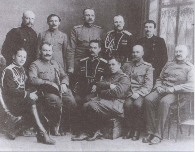 Семенов с офицерами.jpg Семенов с офицерами.