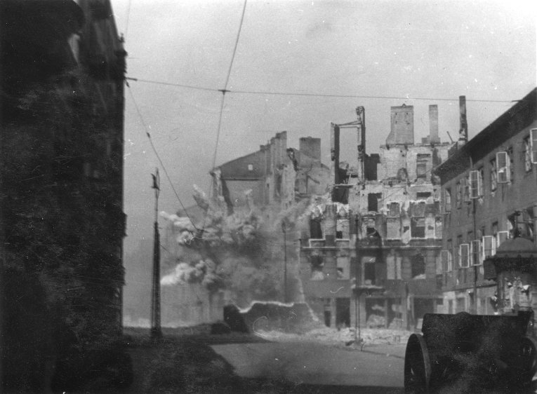 Удар по зданию Варшавского гетто, в котором засели повстанцы.jpg