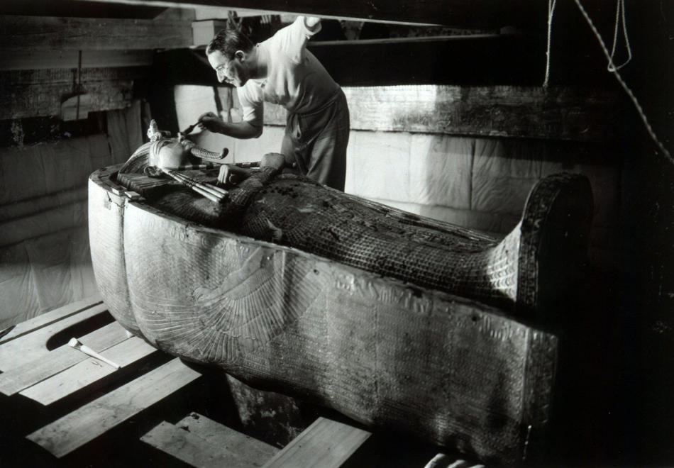 Howard_Carter_in_the_King_Tutankhamens_tomb.jpg Howard_Carter_in_the_King_Tutankhamens_tomb.jpg